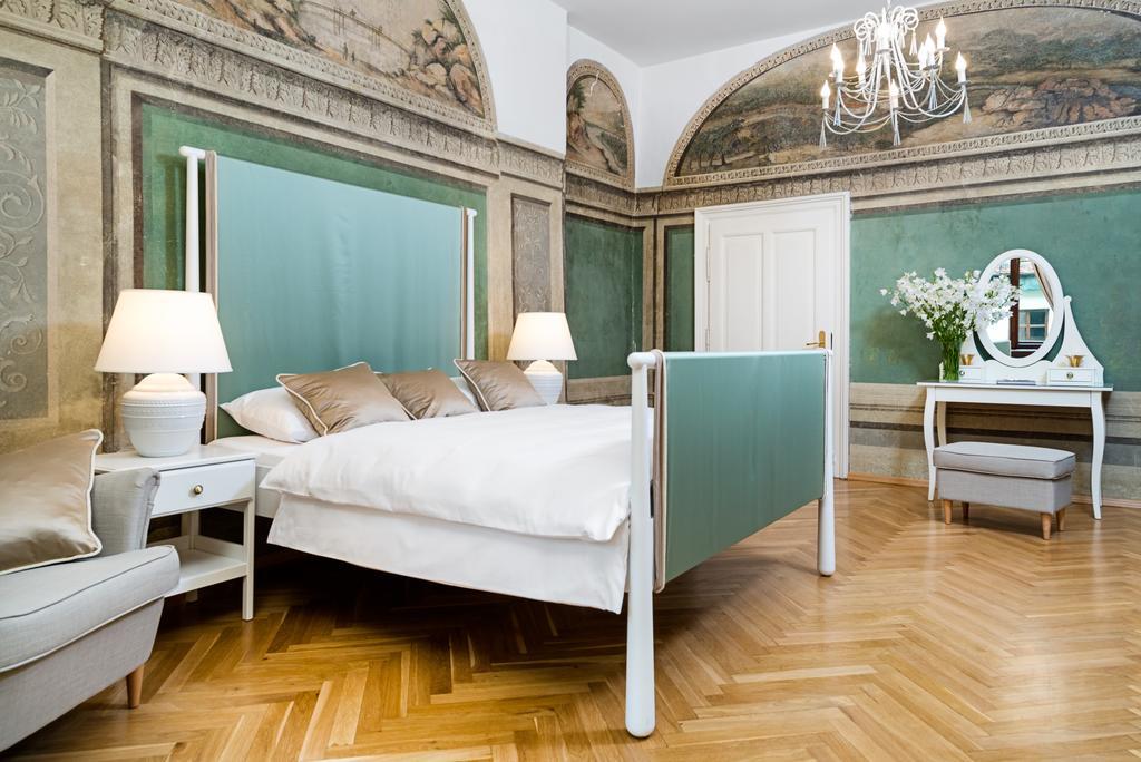 P&j Luxury *